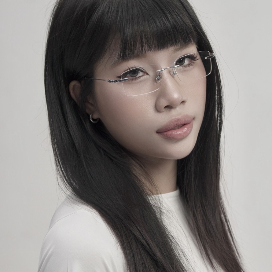 Người mẫu đeo kính CN02 chữ nhật bạc 02 Stelia Người mẫu đeo kính cận CN02 dáng chữ nhật màu bạc 02 của Stelia