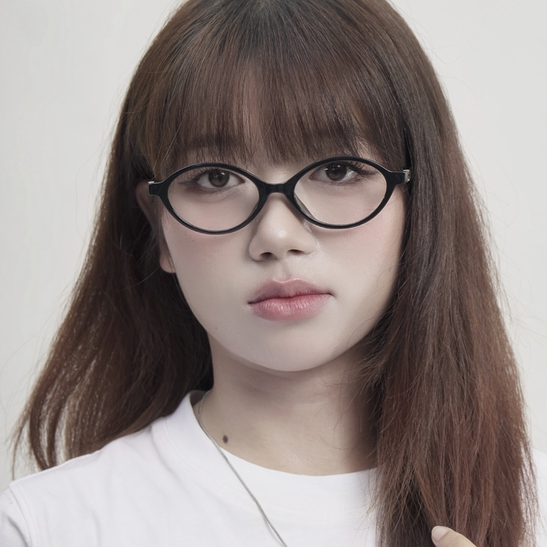Người mẫu đeo kính cận CO01 dáng oval màu đen 01 của Stelia