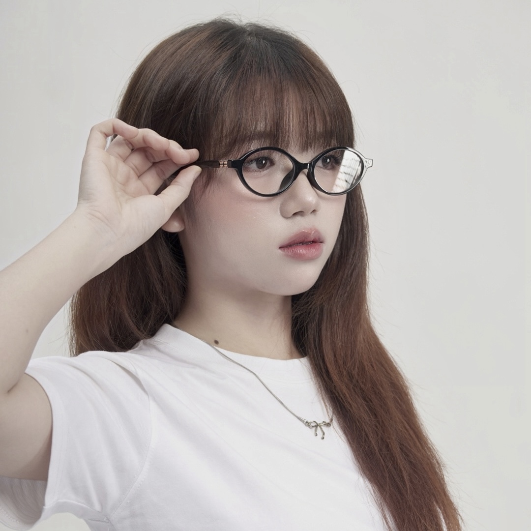 Người mẫu đeo kính cận CO01 dáng oval màu đen 02 của Stelia