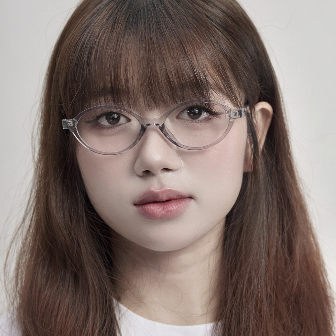 Người mẫu đeo kính cận CO01 dáng oval màu xám 01 của Stelia