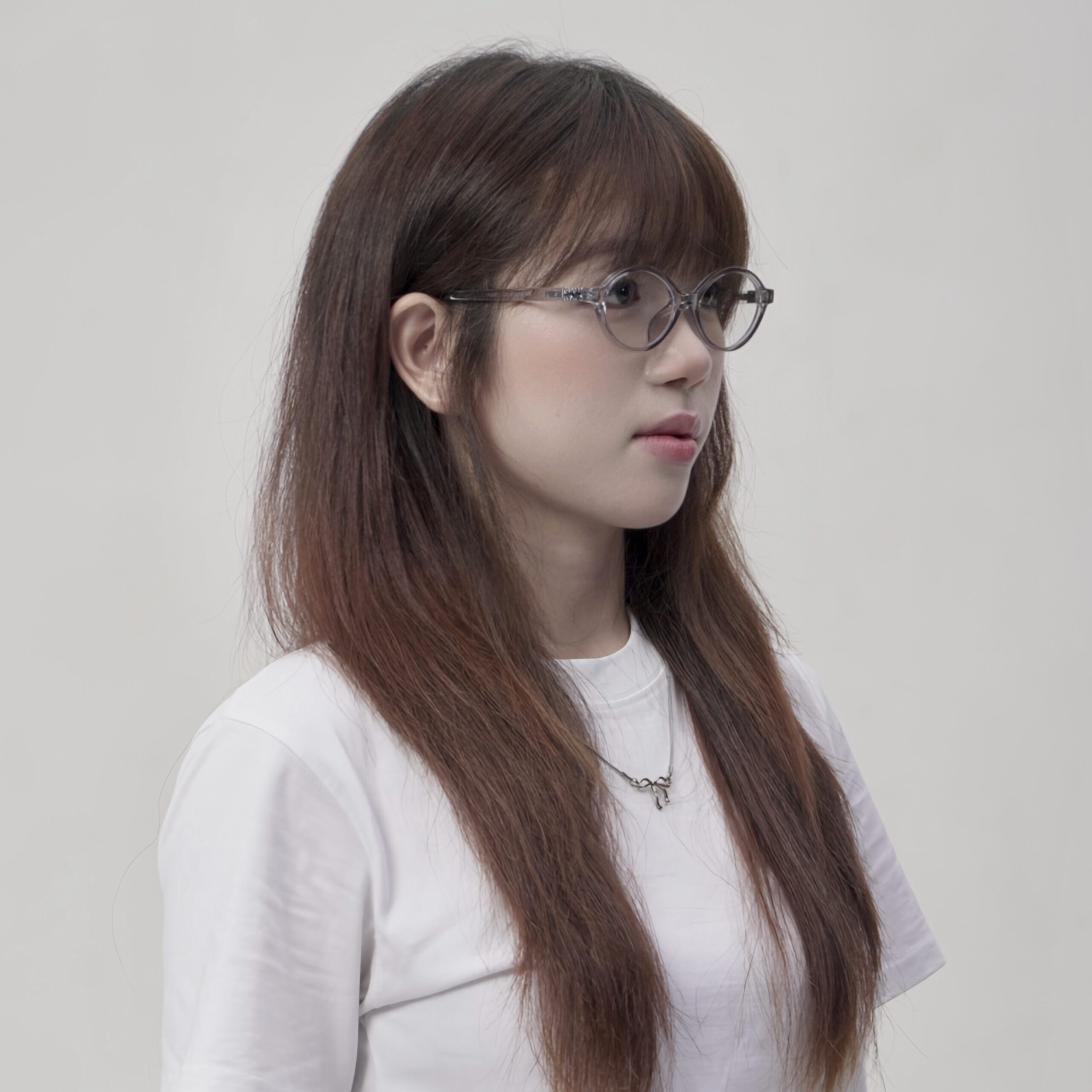 Người mẫu đeo kính cận CO01 dáng oval màu xám 02 của Stelia