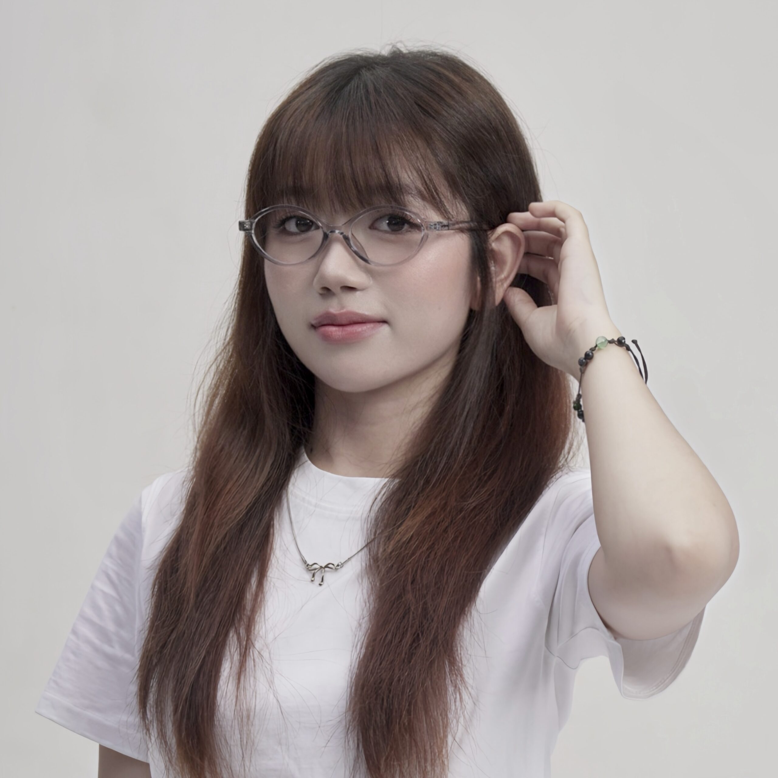Người mẫu đeo kính cận CO01 dáng oval màu xám 03 của Stelia