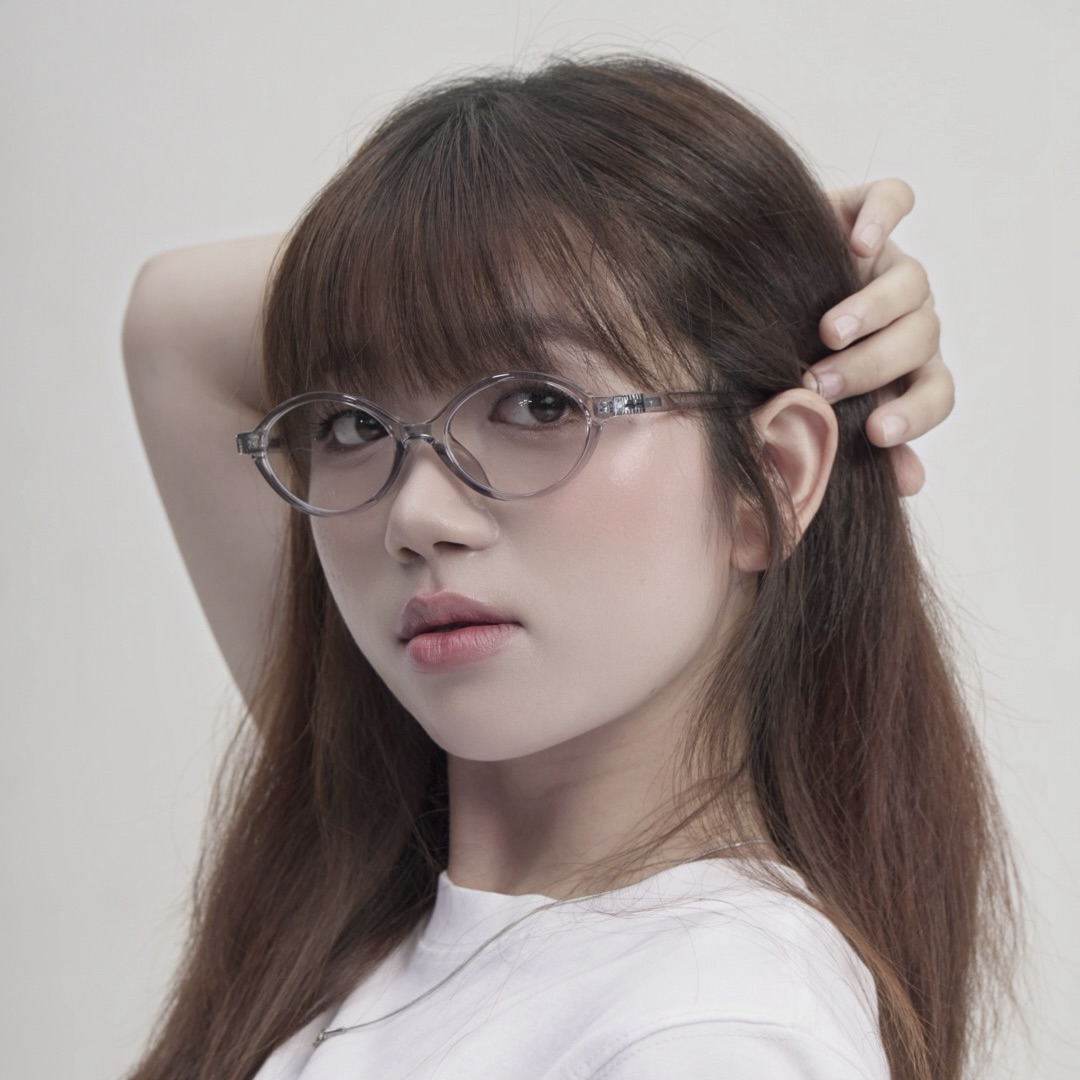 Người mẫu đeo kính cận CO01 dáng oval màu xám 04 của Stelia