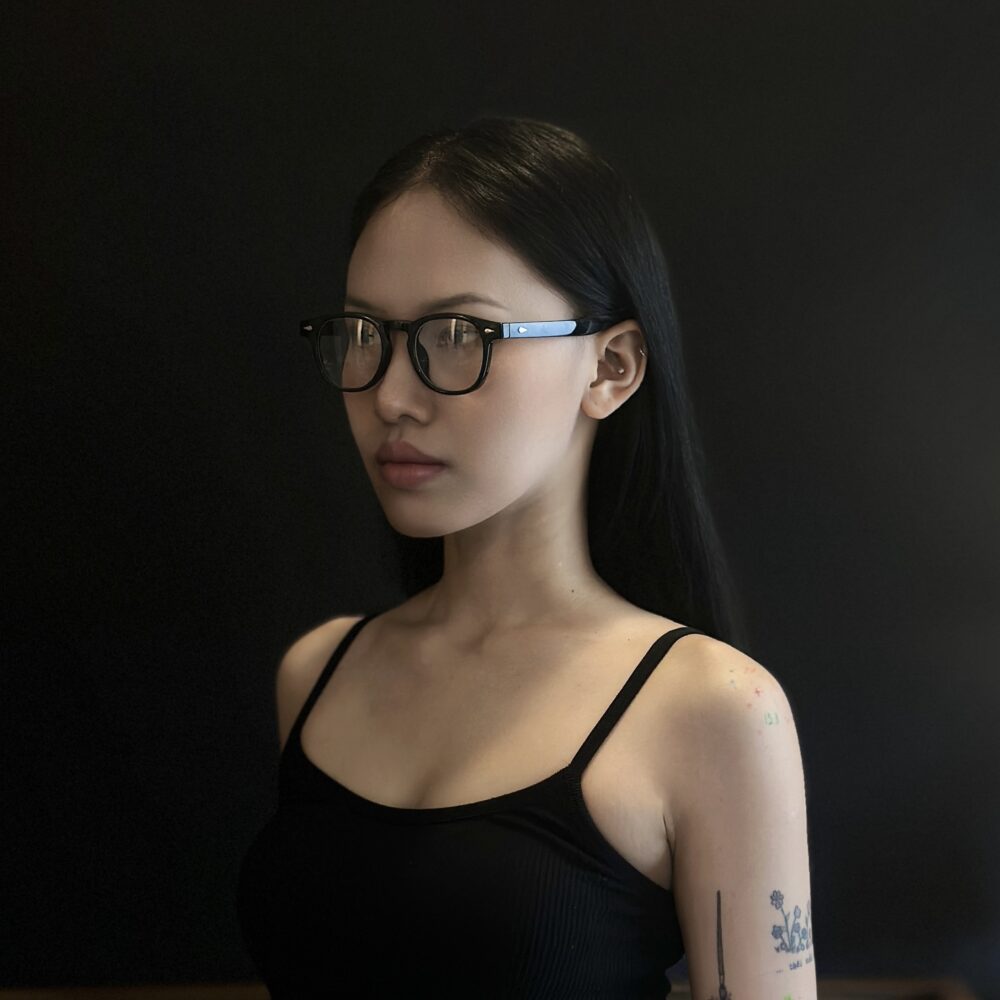 nguoi-mau-deo-ct05-tron-den-01-stelia