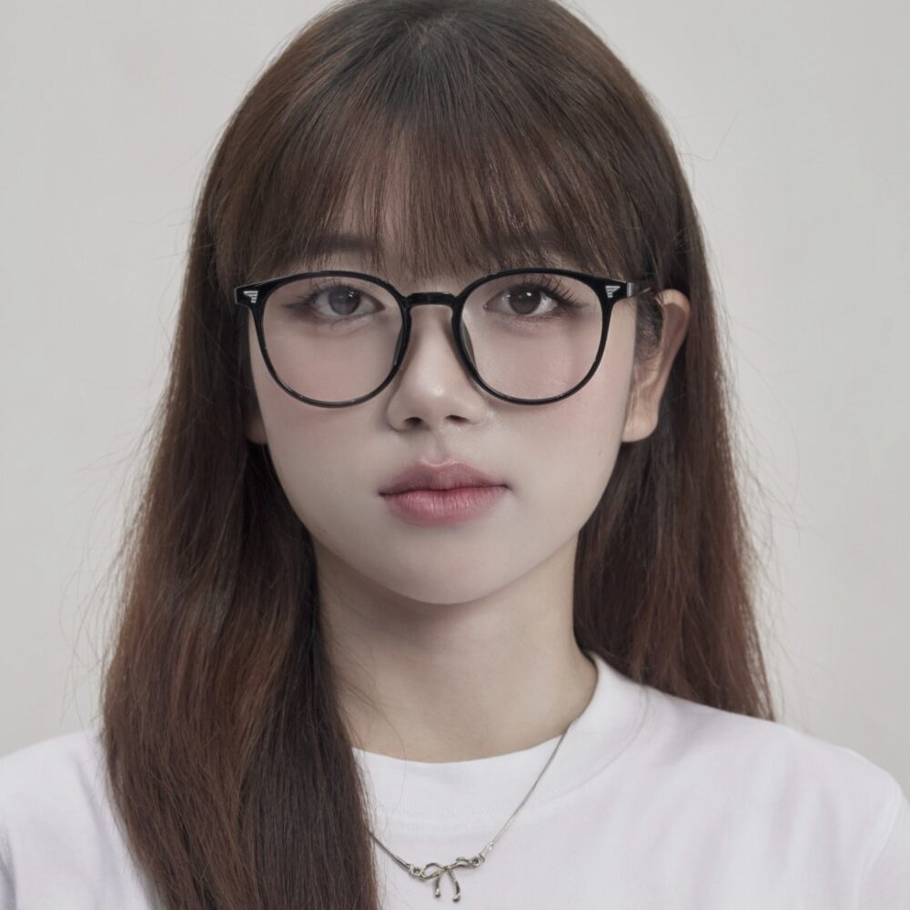Người mẫu đeo kính CT01 tròn đen 01 Stelia Người mẫu đeo kính cận CT01 dáng tròn màu đen 01 của Stelia