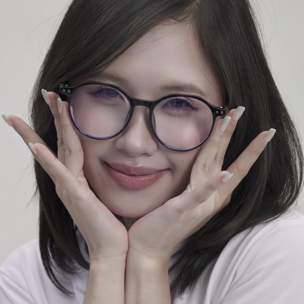 Người mẫu đeo kính cận CT02 dáng tròn màu đen 01 của Stelia