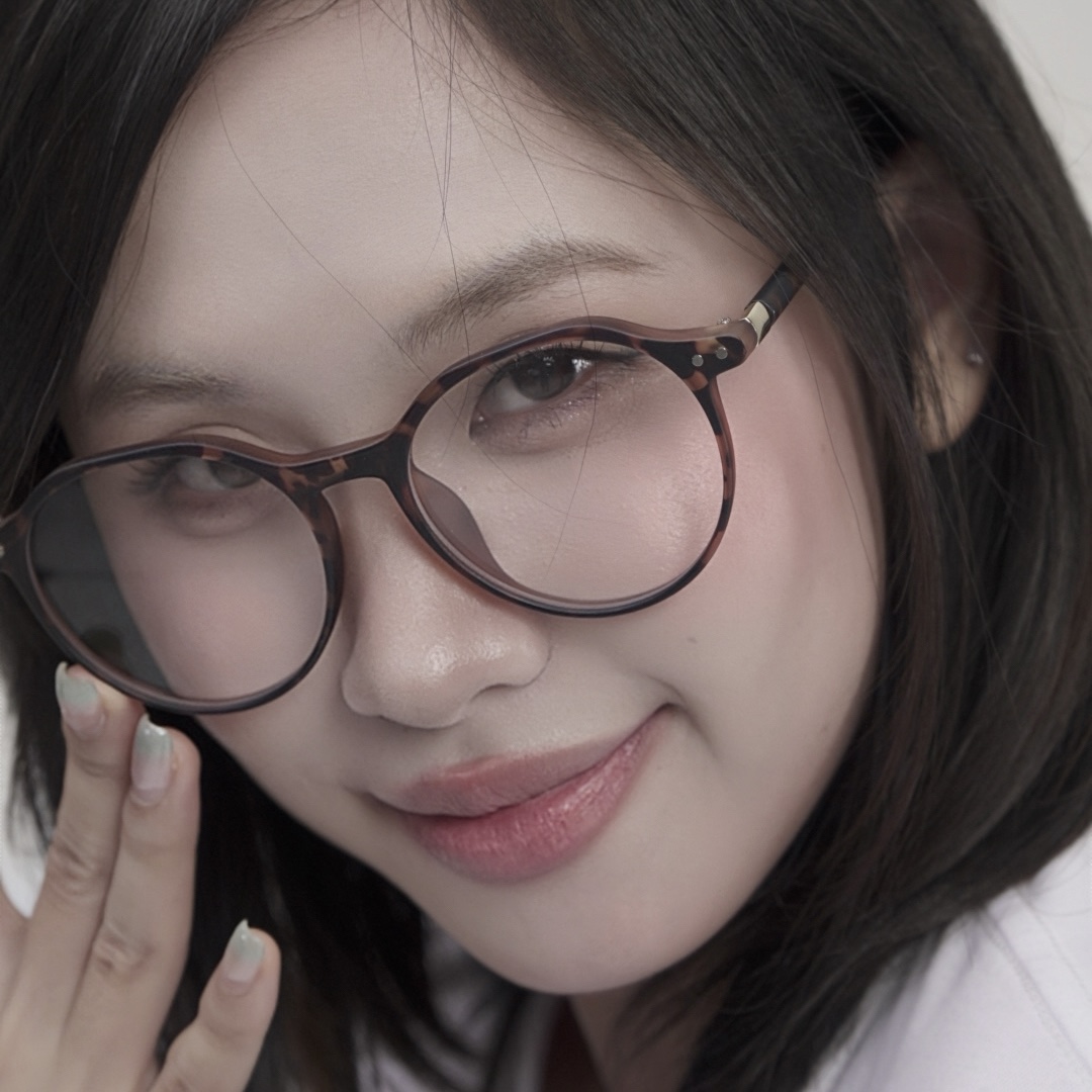 Người mẫu đeo kính cận CT02 dáng tròn màu đồi mồi 01 của Stelia