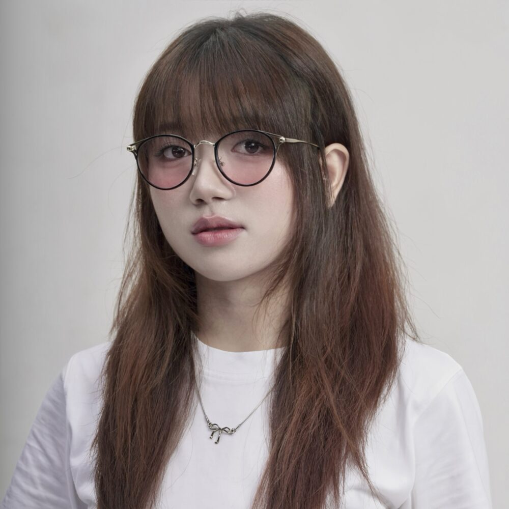 Người mẫu đeo kính CM03 mắt mèo đen hồng 02 Stelia Người mẫu đeo kính cận CM03 dáng mắt mèo màu đen hồng 02 của Stelia
