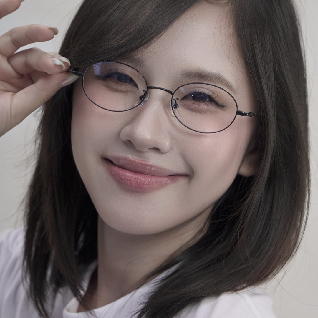 Người mẫu đeo kính cận CO06 dáng oval màu đen 02 của Stelia