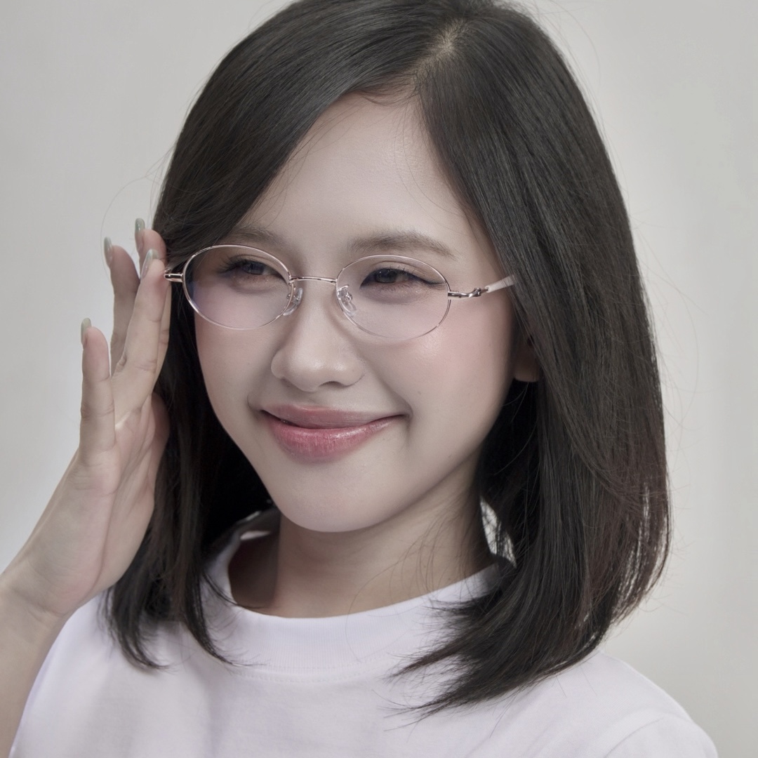 Người mẫu đeo kính cận CO06 dáng oval màu vàng hồng 03 của Stelia