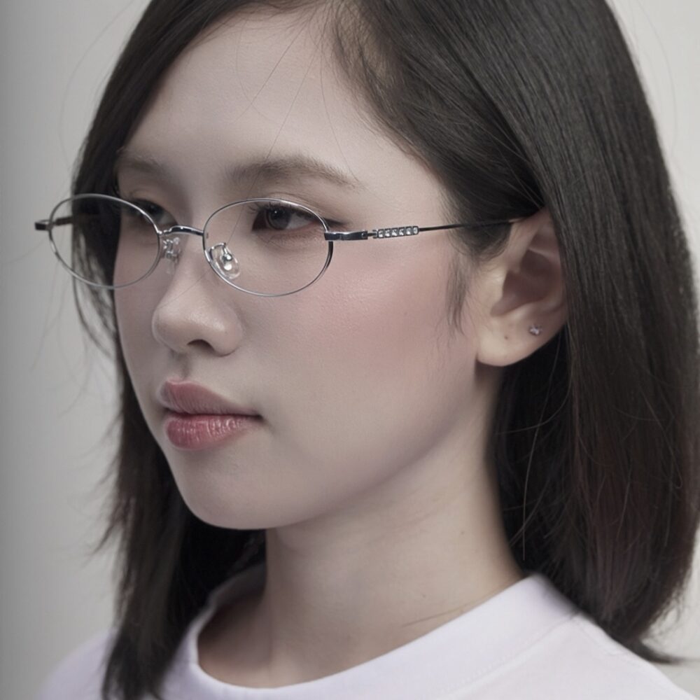 Người mẫu đeo kính CO09 oval bạc 02 Stelia Người mẫu đeo kính cận CO09 dáng oval màu bạc 02 của Stelia