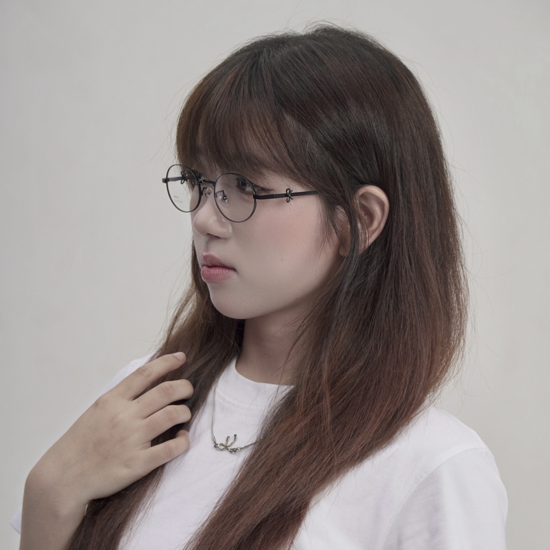 Người mẫu đeo kính cận CO10 dáng oval màu đen 02 của Stelia