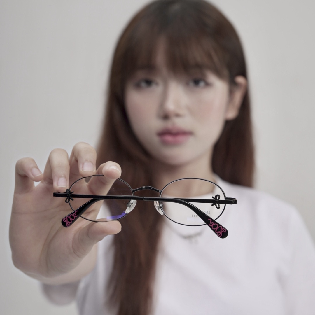 Người mẫu đeo kính cận CO10 dáng oval màu đen 03 của Stelia