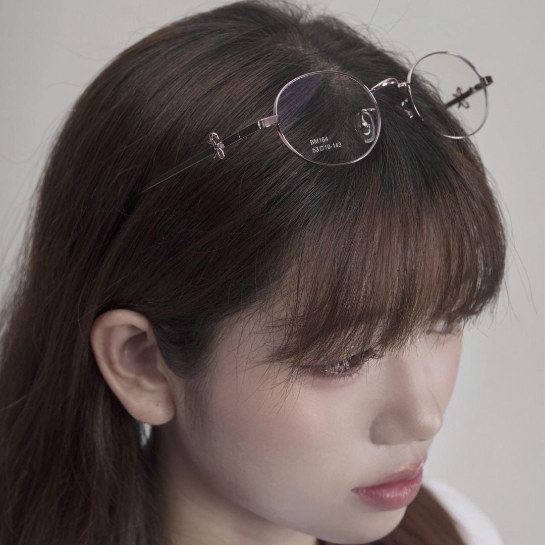 Người mẫu đeo kính cận CO10 dáng oval màu hồng 03 của Stelia