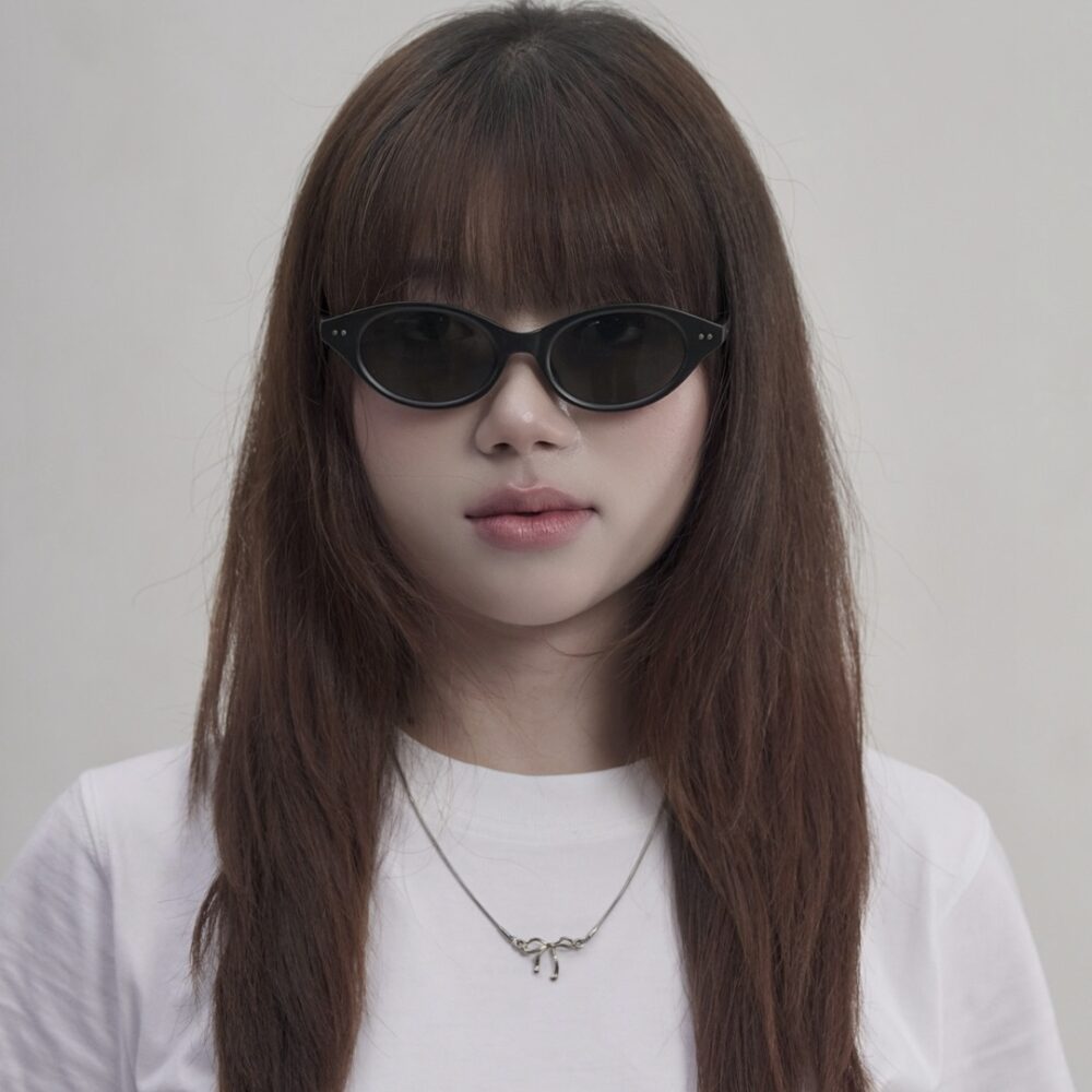 Người mẫu đeo kính MM03 mắt mèo đen 01 Stelia Người mẫu đeo kính mát MM03 dáng mắt mèo màu đen 01 của Stelia