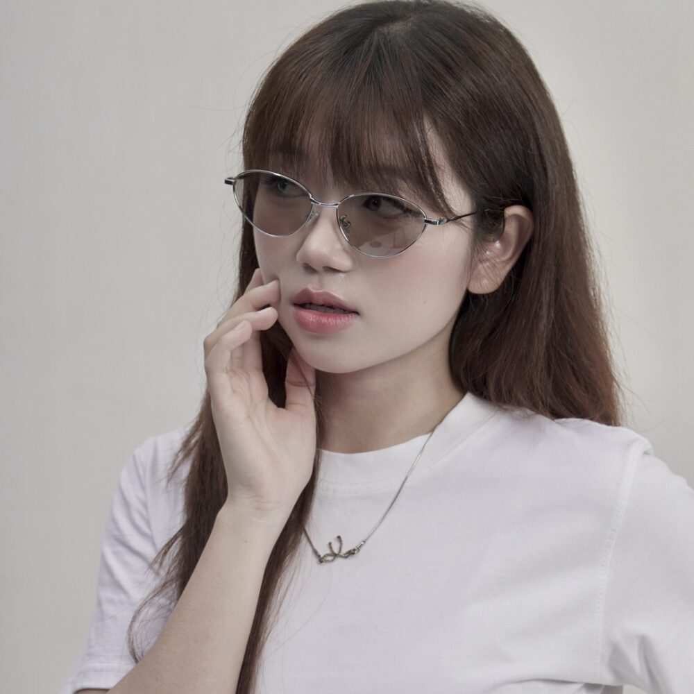 Người mẫu đeo kính MM05 mắt mèo xám 02 Stelia Người mẫu đeo kính mát MM05 dáng mắt mèo màu xám 02 của Stelia